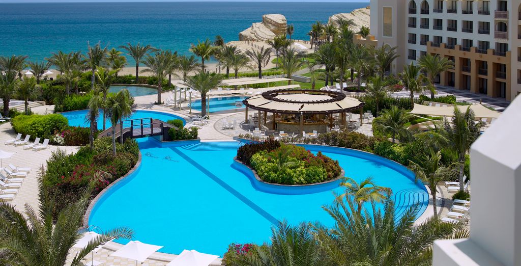 Combinato: Crowne Plaza Muscat Ocec, an IHG Hotel 4* e Al Waha Resort - Shangri-La Barr Al Jissa 5*