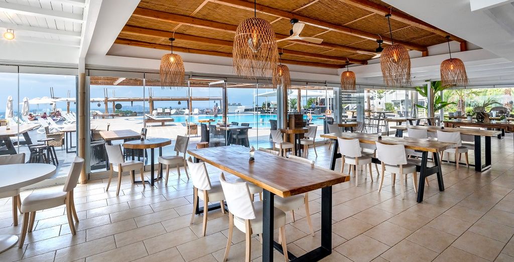 Smy Santorini Suites & Villas 4*