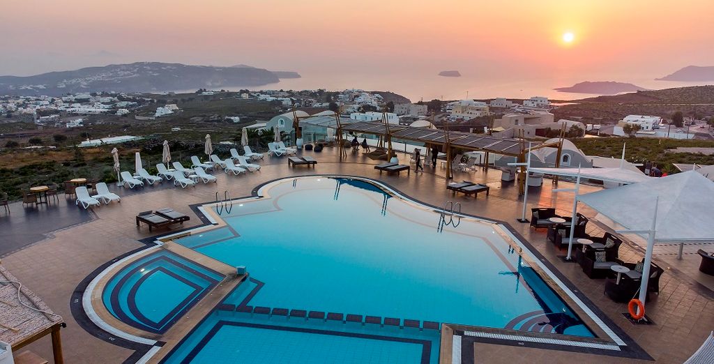 Smy Santorini Suites & Villas 4*