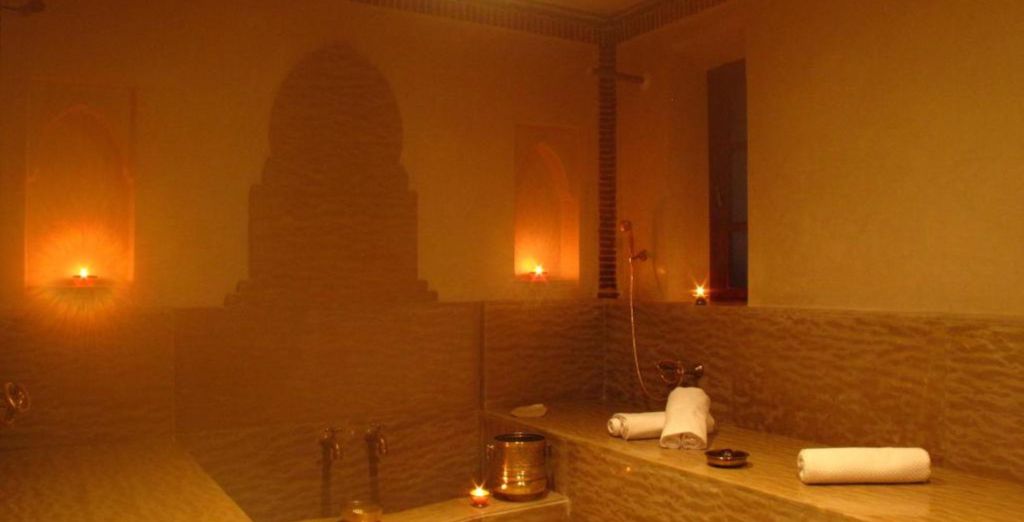 Riad Le Perroquet Bleu con possibile prolungamento all'Agafay Valley Camp 5*