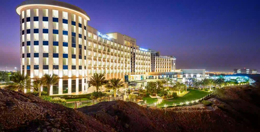 Combinato: Crowne Plaza Muscat Ocec, an IHG Hotel 4* e Al Waha Resort - Shangri-La Barr Al Jissa 5*