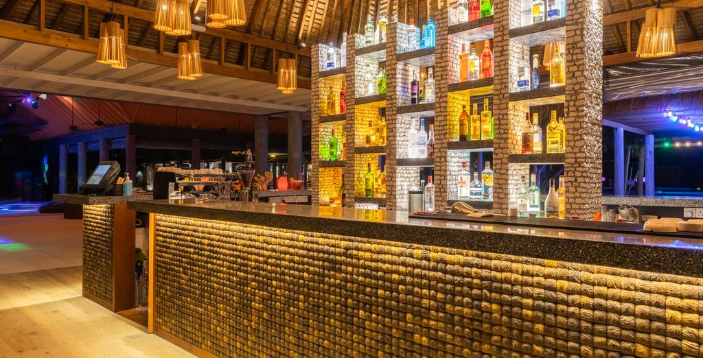 Furaveri Island Resort & Spa 5* con extensión posible en Dubái