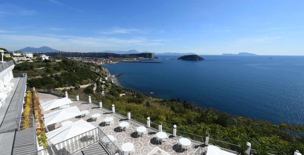 Tour tra miti e leggende nel Golfo Partenopeo