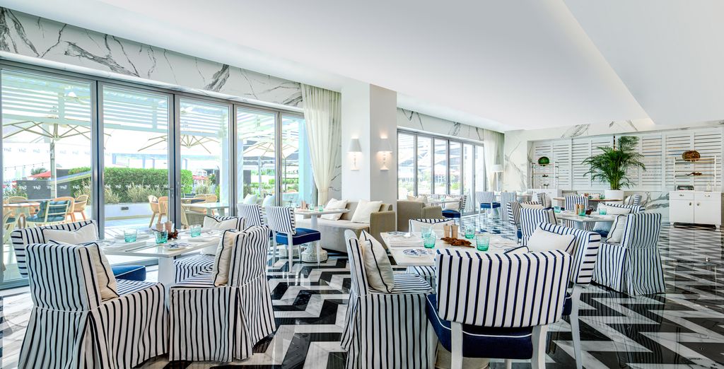 Th8 Palm Dubai Beach Resort Vignette Collection, an IHG hotel 5*
