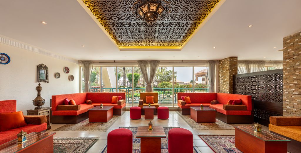 Mövenpick Bur Dubai by Accor 5* e Al Raha Beach Hotel 5*