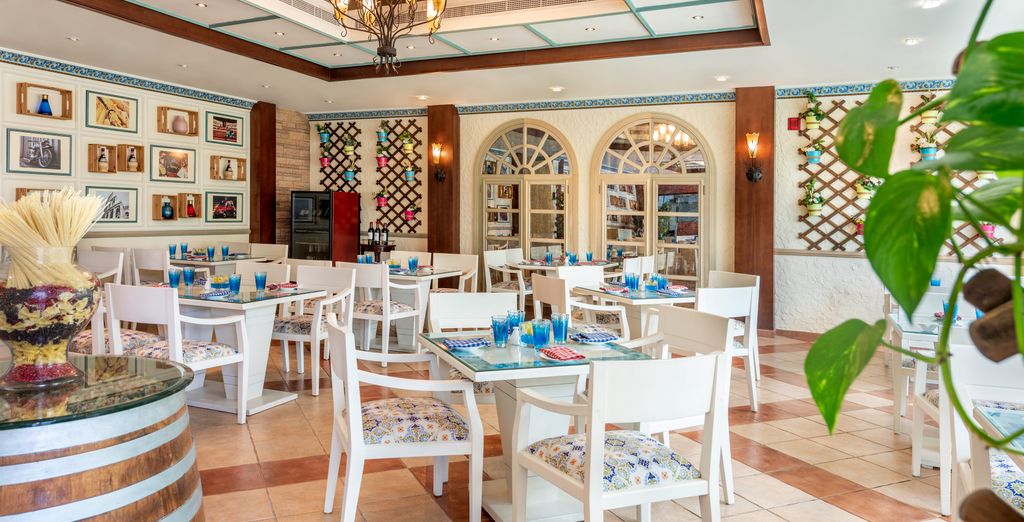 Mövenpick Bur Dubai by Accor 5* e Al Raha Beach Hotel 5*