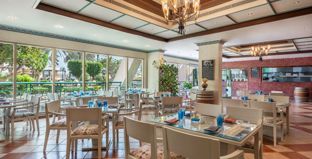 Mövenpick Bur Dubai by Accor 5* e Al Raha Beach Hotel 5*