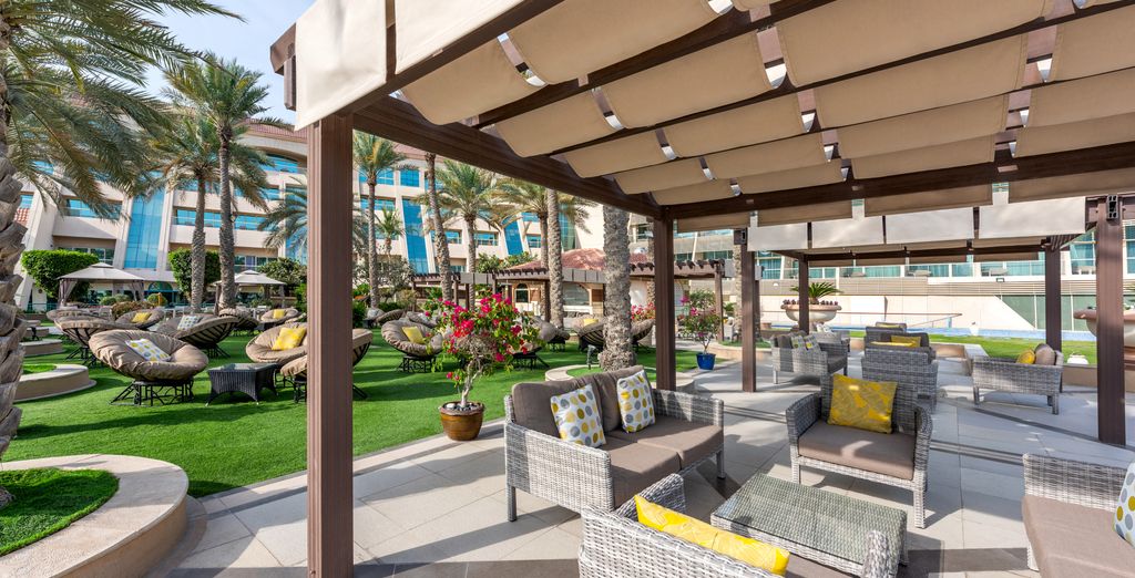 Mövenpick Bur Dubai by Accor 5* e Al Raha Beach Hotel 5*