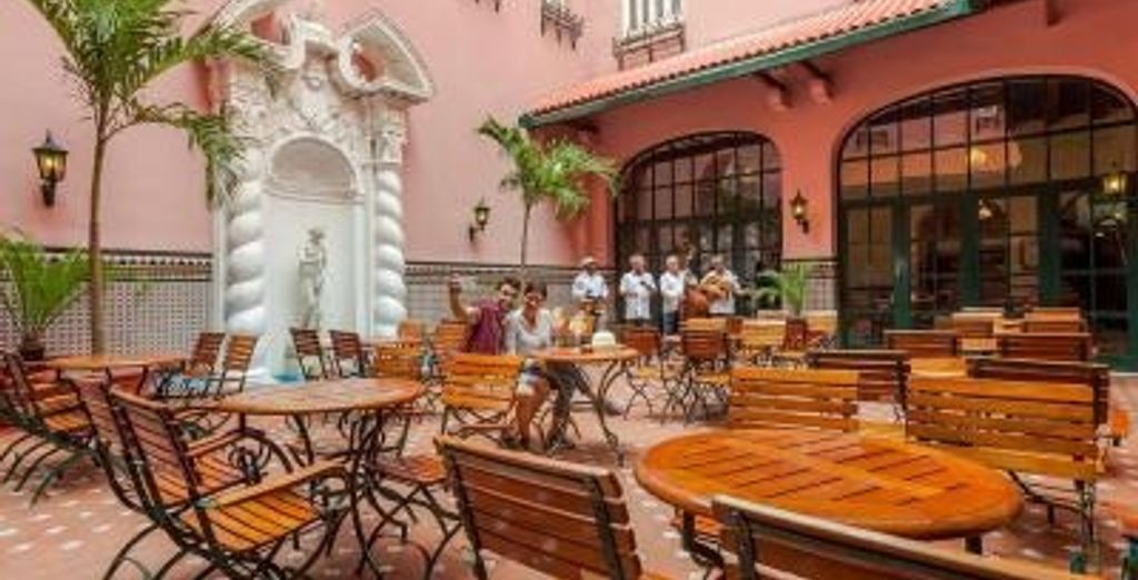 Tour di gruppo: Alla scoperta del Paese da Ovest a Est - Adults Only