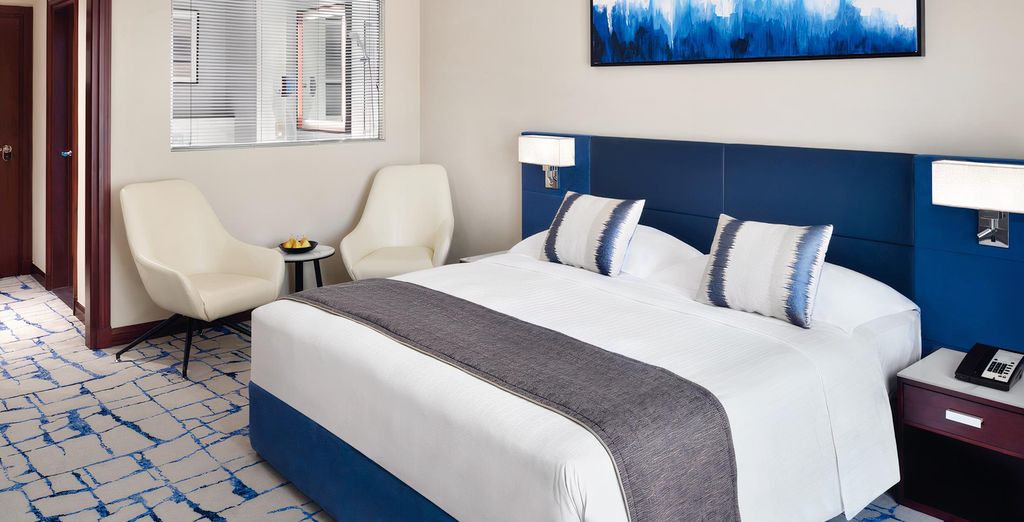Mövenpick Hotel & Apartments Bur Dubai 5* e Al Raha Beach Hotel 5*