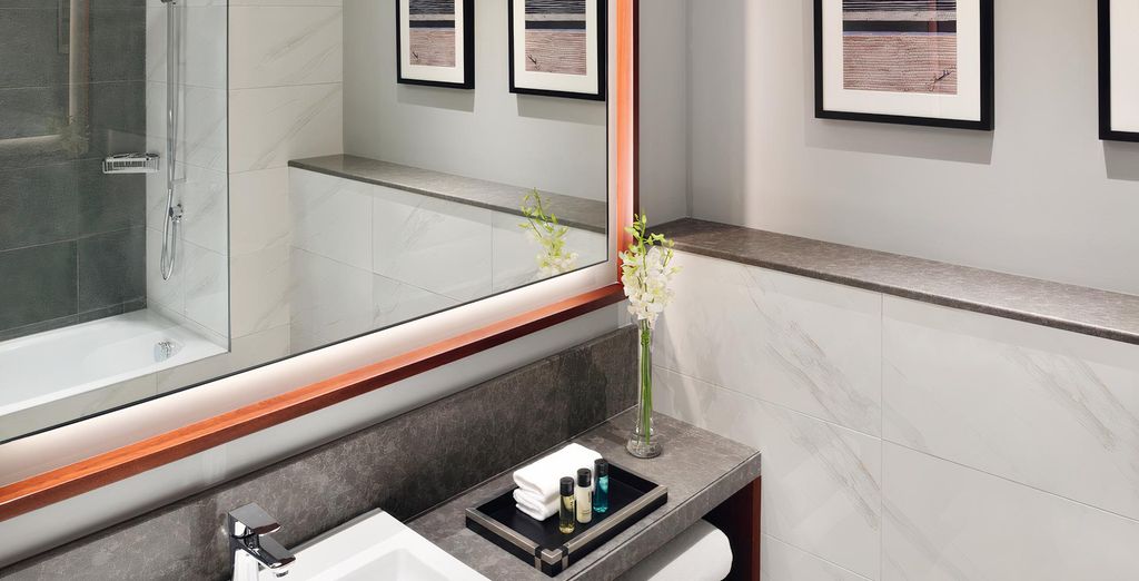 Mövenpick Hotel & Apartments Bur Dubai 5*