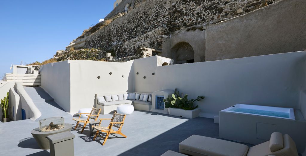Luna Santorini Suites and Villas