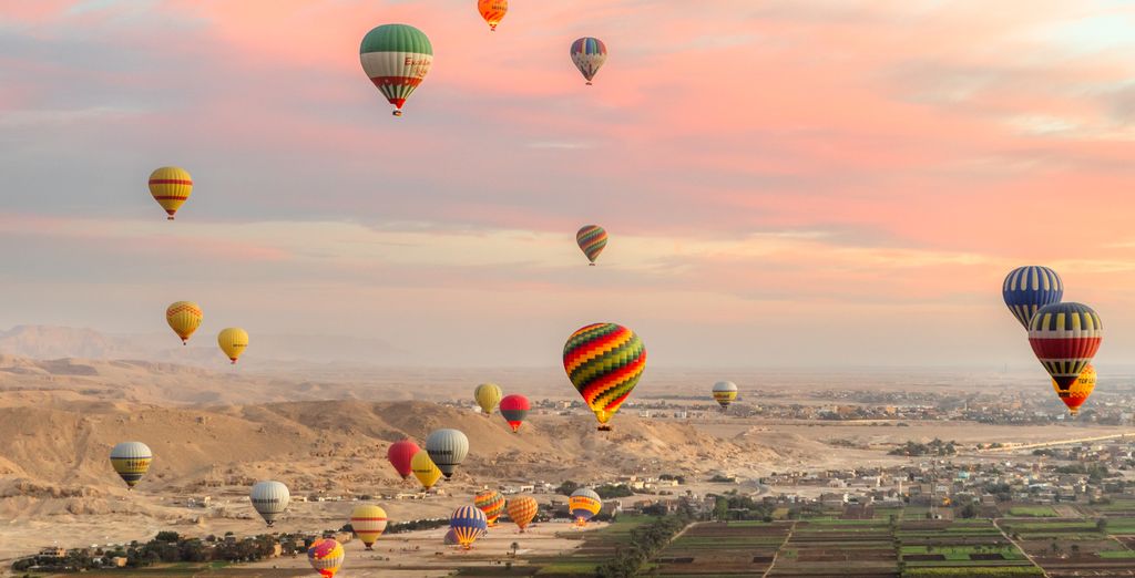 Montgolfières au lever du jour au-dessus de la rive ouest de Louxor