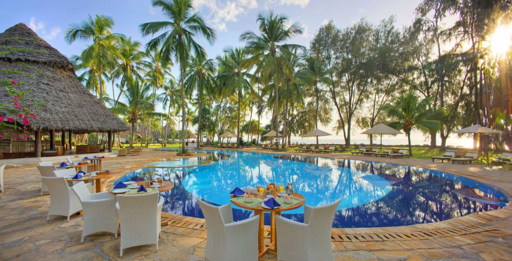 Bluebay Beach Resort & Spa 5* y Saadani Safari Lodge 4*