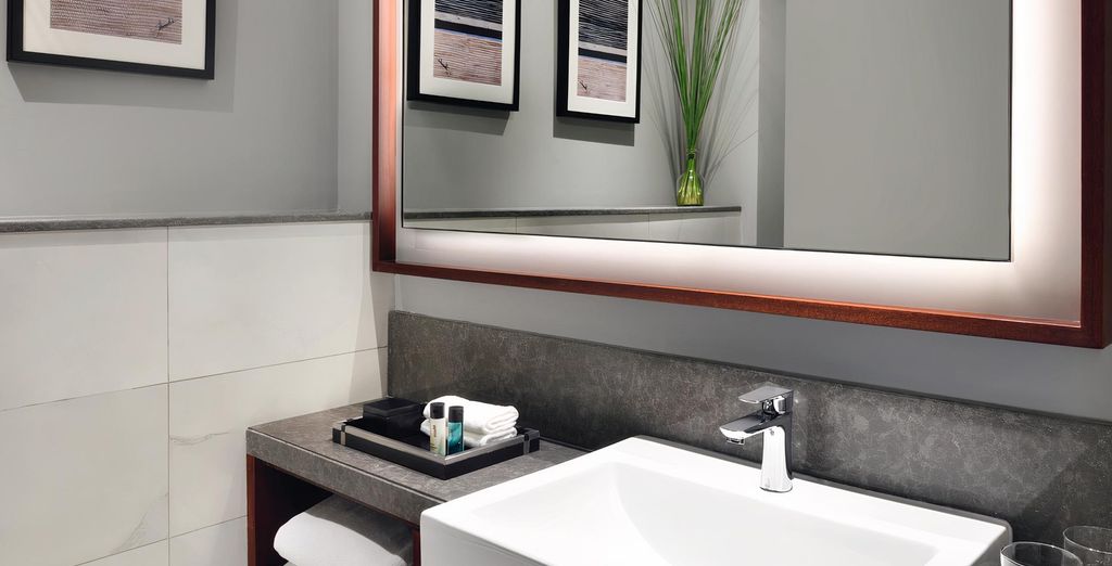 Mövenpick Hotel & Apartments Bur Dubai 5*