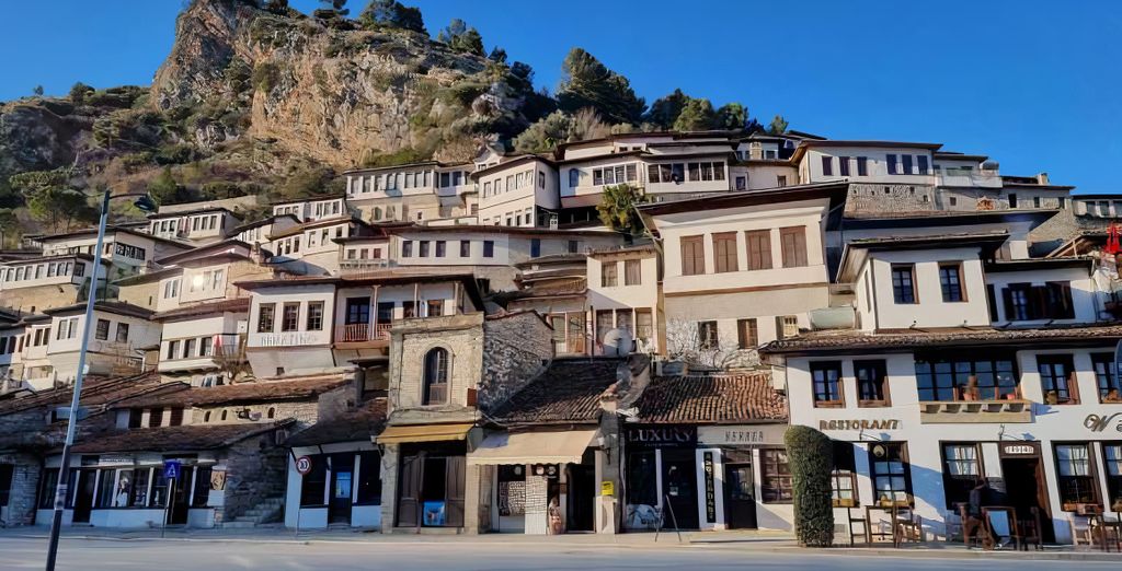 Tour in auto: Tra le bellezze paesaggistiche e culturali del Paese