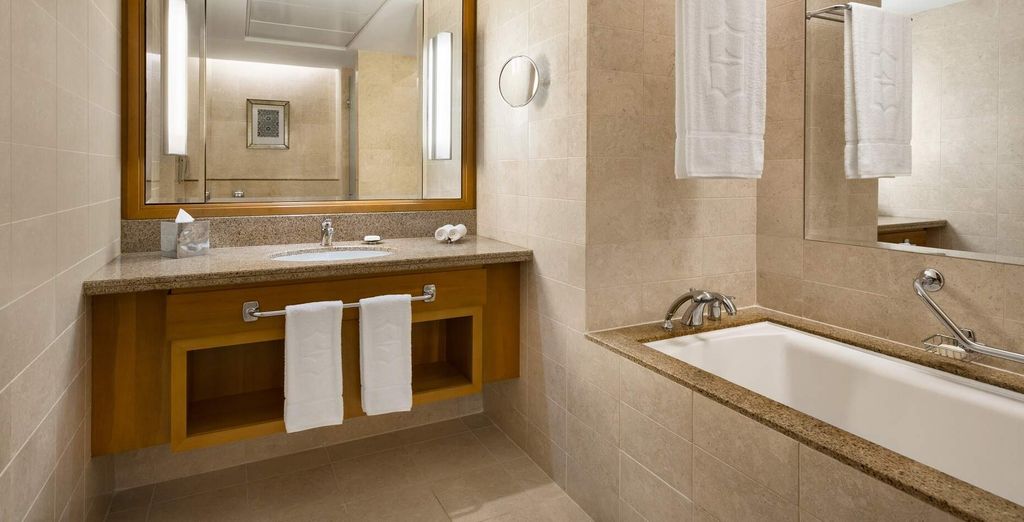 Combinato: Crowne Plaza Muscat Ocec, an IHG Hotel 4* e Al Waha Resort - Shangri-La Barr Al Jissa 5*