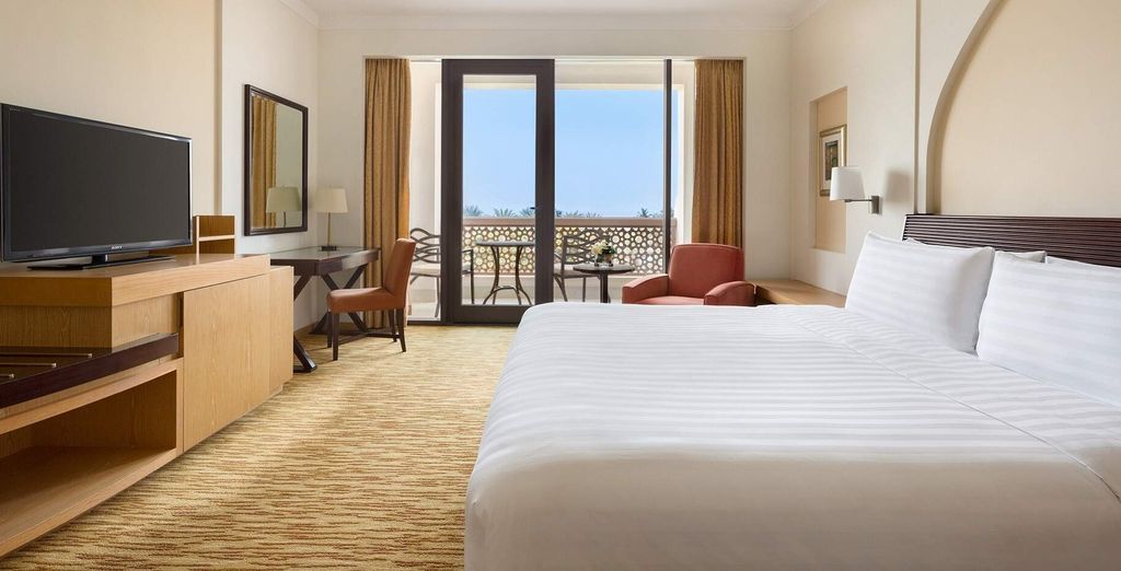 Combinato: Crowne Plaza Muscat Ocec, an IHG Hotel 4* e Al Waha Resort - Shangri-La Barr Al Jissa 5*