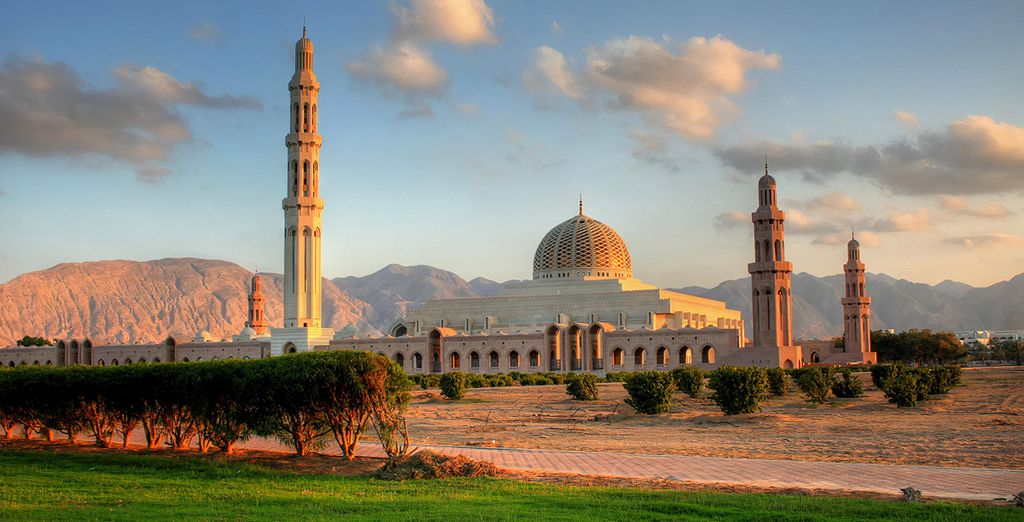Combinato: Crowne Plaza Muscat Ocec, an IHG Hotel 4* e Al Waha Resort - Shangri-La Barr Al Jissa 5*
