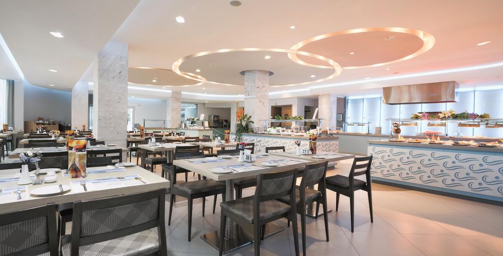 Vassos Nissi Plage Hotel 4*