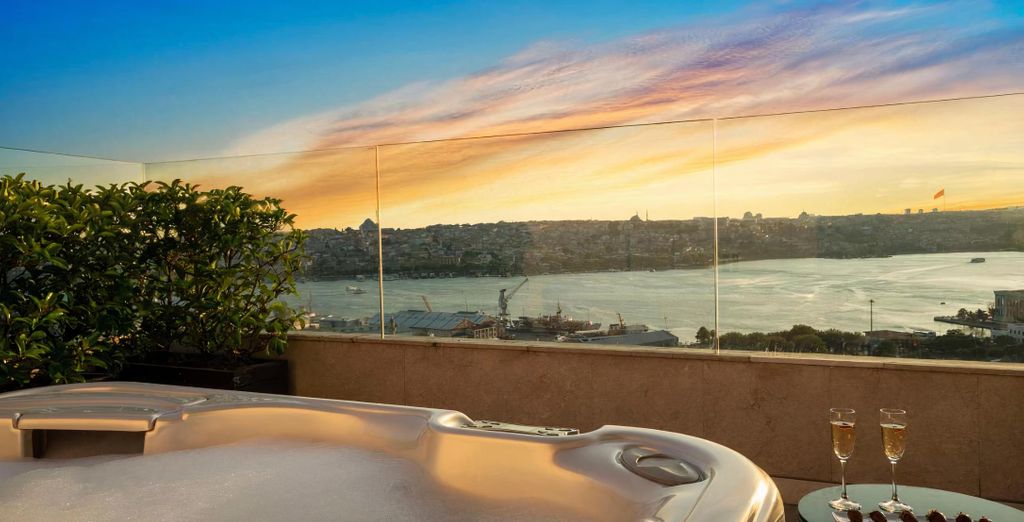 Radisson Blu Hotel Istanbul Pera 5*