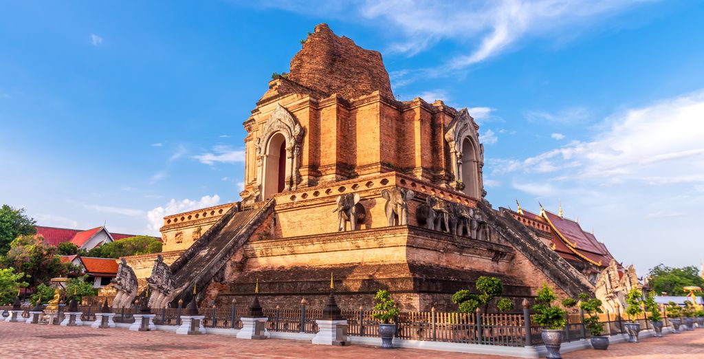 Away Chiang Mai Thapae Resort - A Vegan Retreat 4* e Wyndham Grand Nai Harn Beach Phuket 5* con possibile pre-estensione al Cross Vibe Bangkok Sukhumvit 4* 