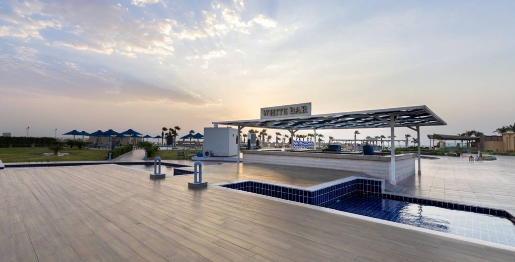 Amwaj Beach Club 4*