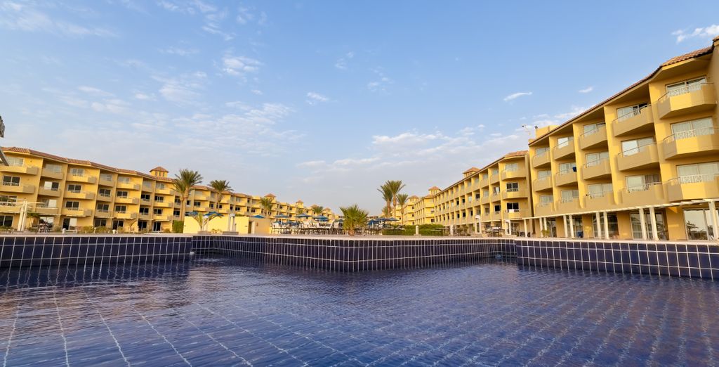 Amwaj Beach Club 4*