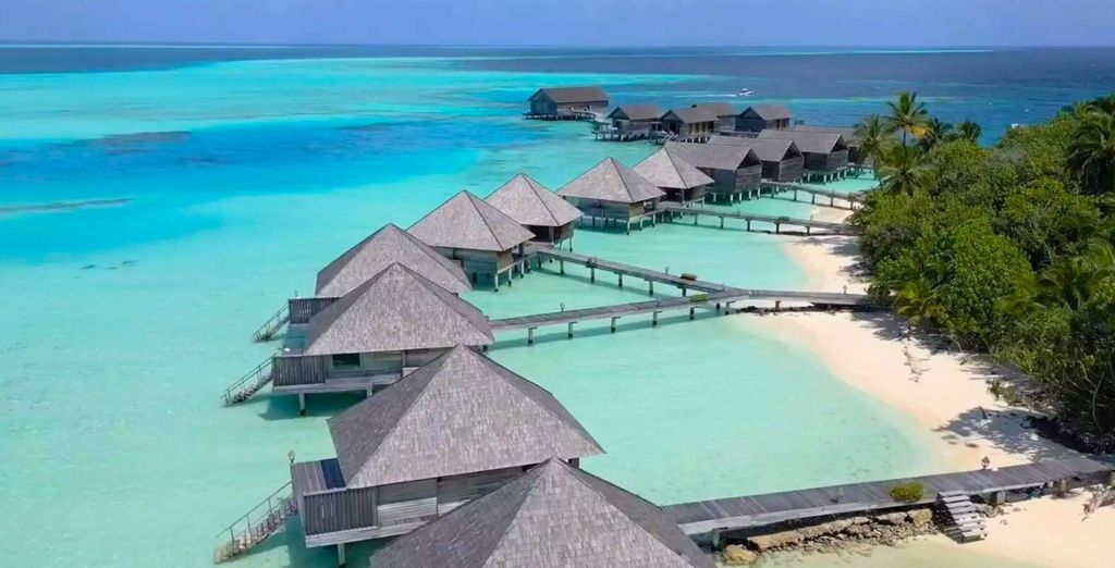 Luxuriöses Strandresort auf den Malediven mit weißem Sand und türkisfarbenem Wasser