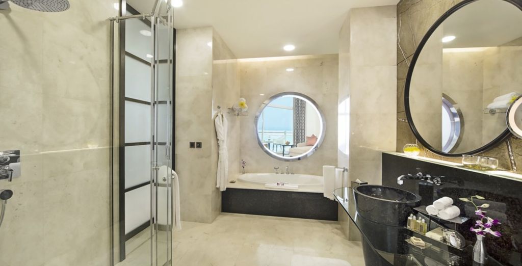Mövenpick Bur Dubai by Accor 5* e Al Raha Beach Hotel 5*
