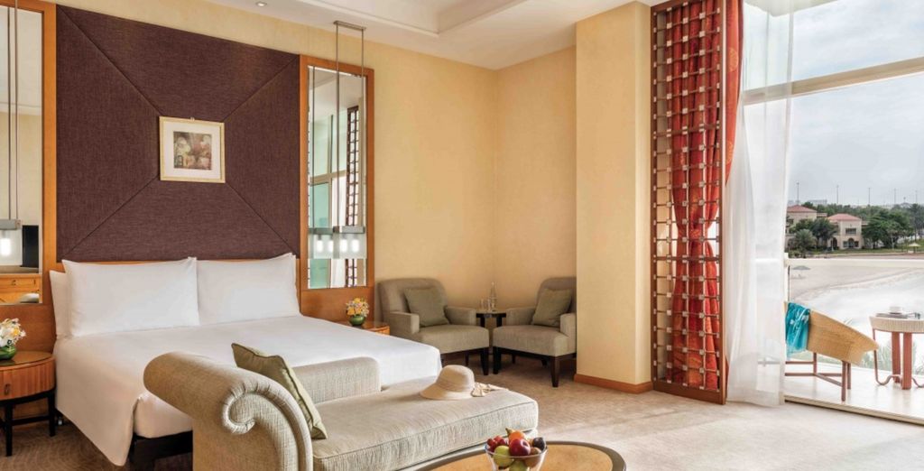 Mövenpick Bur Dubai by Accor 5* e Al Raha Beach Hotel 5*