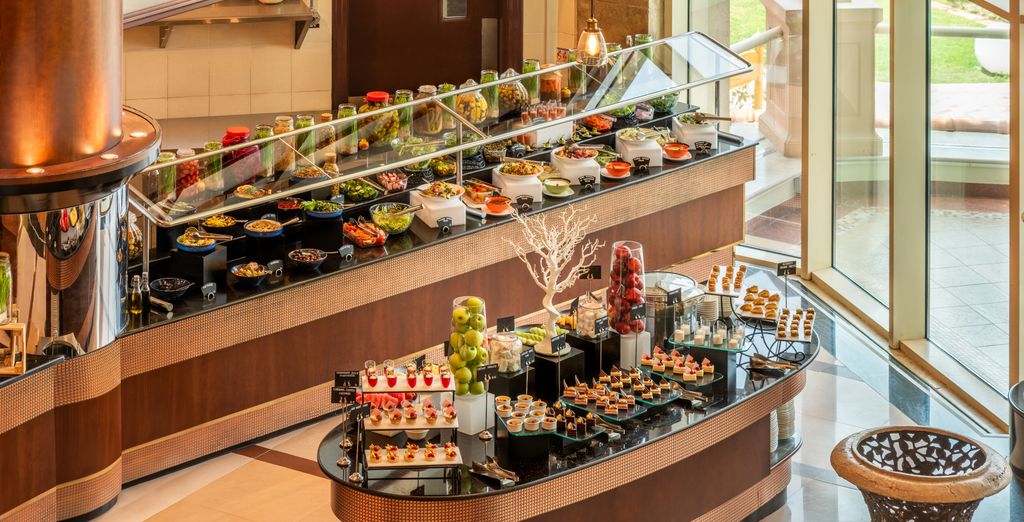 Mövenpick Bur Dubai by Accor 5* e Al Raha Beach Hotel 5*