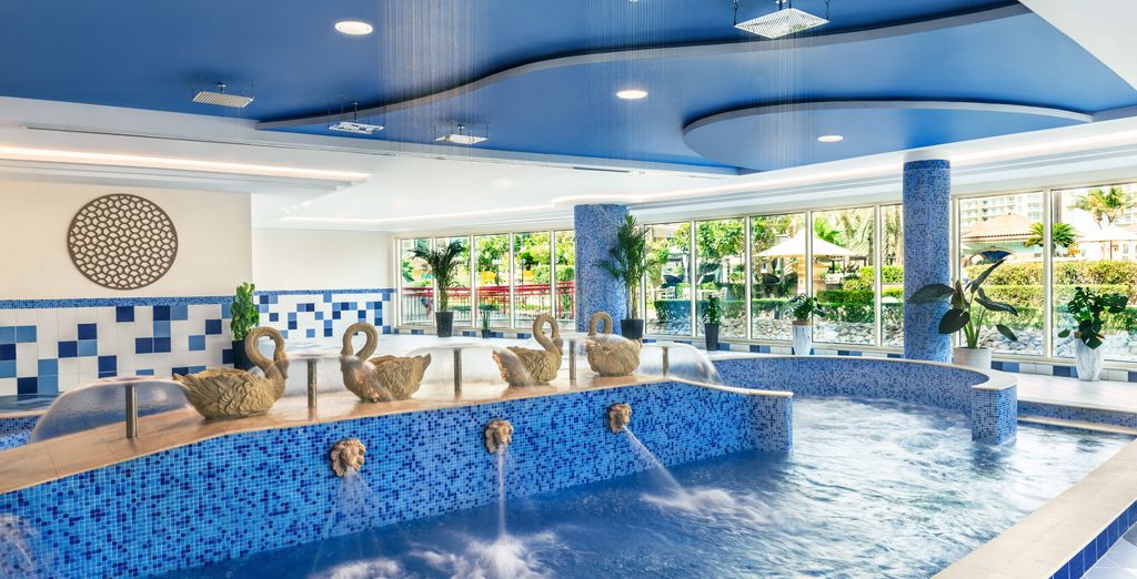 Mövenpick Bur Dubai by Accor 5* e Al Raha Beach Hotel 5*