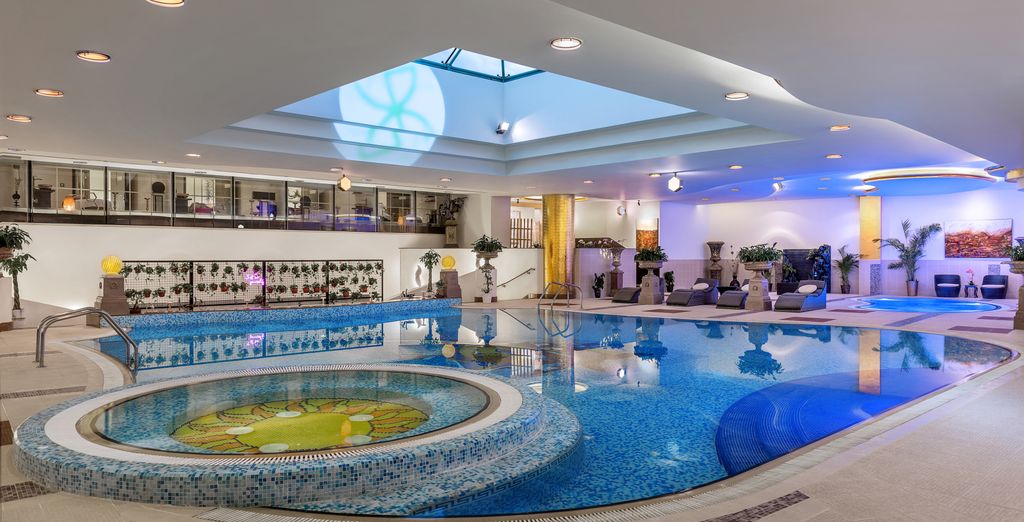 Mövenpick Bur Dubai by Accor 5* e Al Raha Beach Hotel 5*