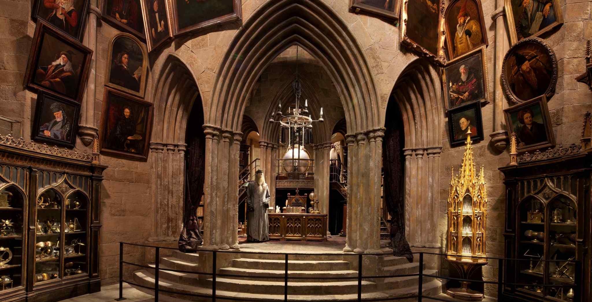 Создание хогвартса. Салазар слизерин и годрик гриффиндор. Музей гарри поттера в лондоне. Гарри поттер полумна лавгуд. Создание хогвартса.