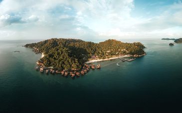 Ritz-Carlton Kuala Lumpur 5*, AC Hotel by Marriott Penang 4*, Pangkor Laut Resort 5* + optioneel Singapore