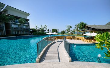 Radisson Blu Resort Mai Khao Phuket 5*, Island Escape Burasari 5*, Le Méridien Khao Lak Beach & Spa Resort 5* con posible pretensión en Bagkok
