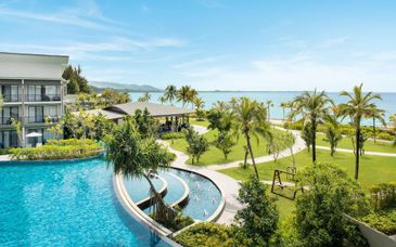 Trío: Westin Siray Bay Phuket 5*, Island Escape Burasari 5*, Le Meridien Khao Lak 5* con posible extensión en Bangkok