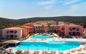 Red Sun Village 4* con volo o Sardinia Ferries