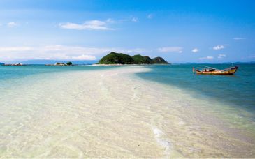 Private tour: capitals and beaches of Vietnam