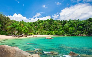 Andaman Cannacia Resort & Spa 4*, Island Escape Burasari 5*, Le Méridien Khao Lak Resort & Spa 5* e possibile pre-estensione al Montien Hotel Surawong Bangkok 5*