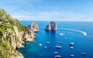 Soggiorno in libertà: Panorami maestosi da Partenope alla costiera