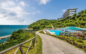 Hotel Capo Est 4*