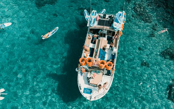 Excursion en bateau le long de la côte ouest d’Ibiza (boissons et tapas ibériques inclus)