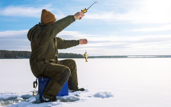 Eisfischen auf dem zugefrorenen Norvajärvi-See (in der Gruppe) 