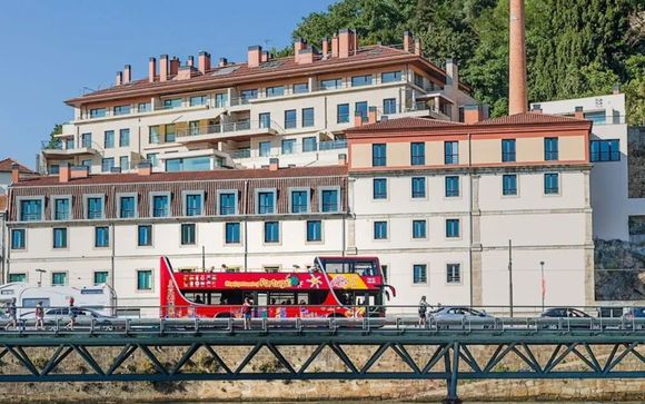 Ab 7 Nächten: Ticket für eine Hopp-on-Hopp-off-Tour durch Porto (24 Stunden)