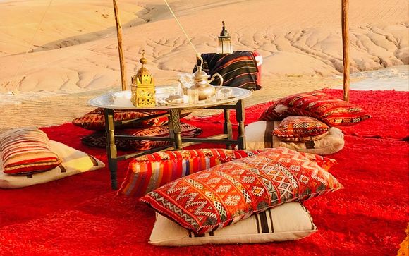 Ein romantisches Abendessen (ohne Getränke) in einem Luxuscamp in Agafay (Transfers inklusive)