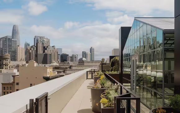Dirígete a la azotea del edificio para disfrutar de una magnífica vista del centro de San Francisco mientras descubres el menú del restaurante y bar, ¡elaborado para satisfacer todos los paladares! 
