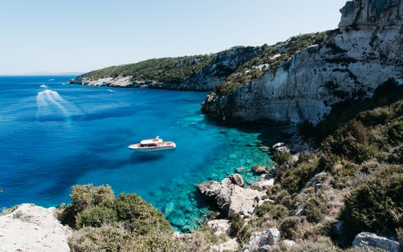 Escursione in barca alle Grotte di Keri