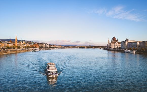 Danube dinner cruise with buffet and live concert (stays of 2 nights or more)